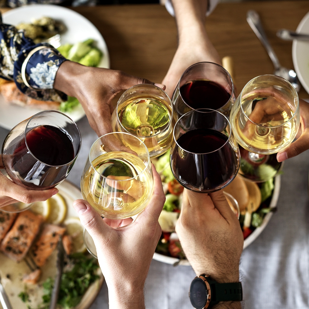 完熟したブドウを手摘みで選定するコストと時間を掛けた白ワイン 