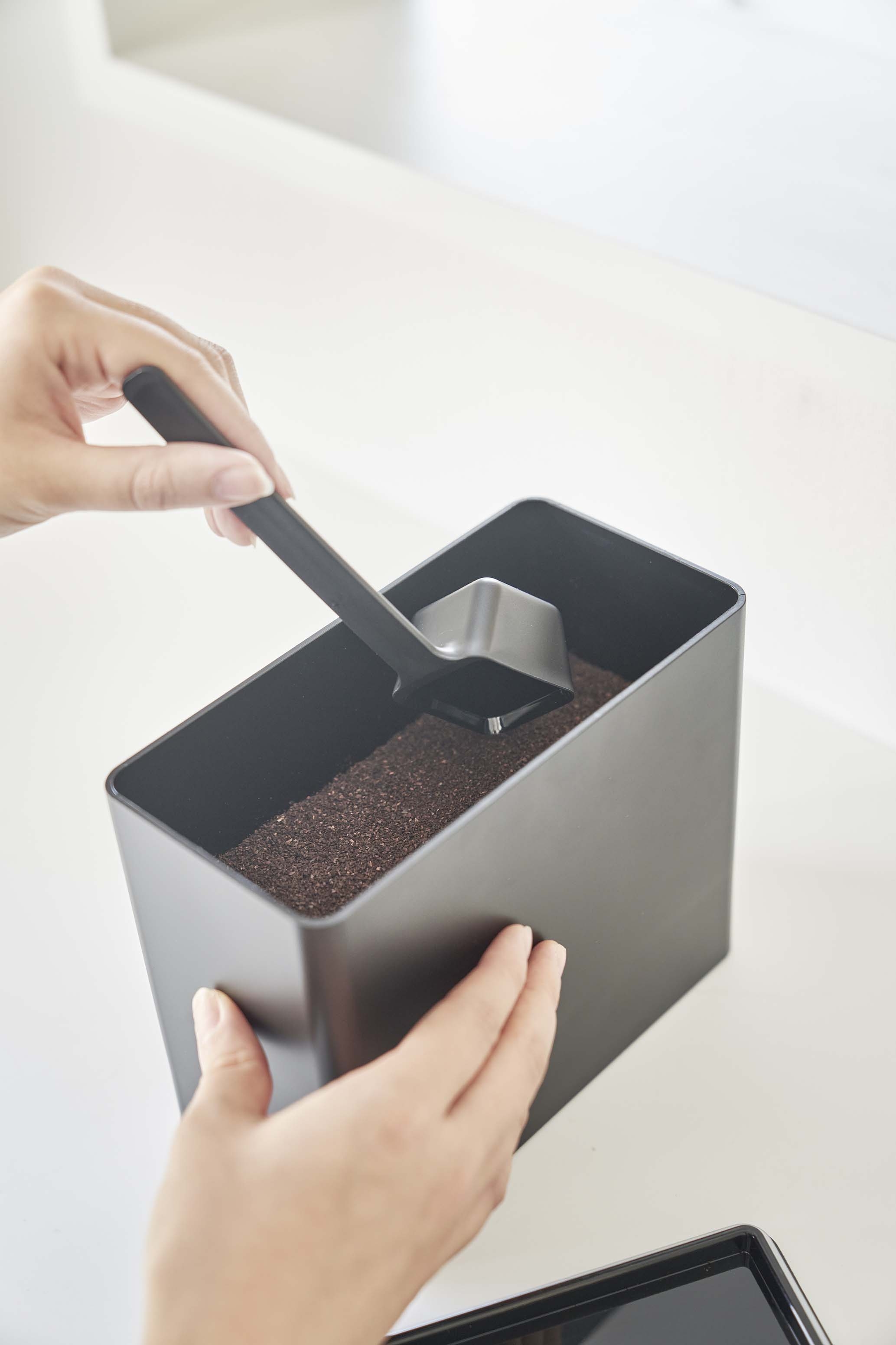 引き出し付きシェルフとコーヒーフィルタースタンドとメジャーカップ