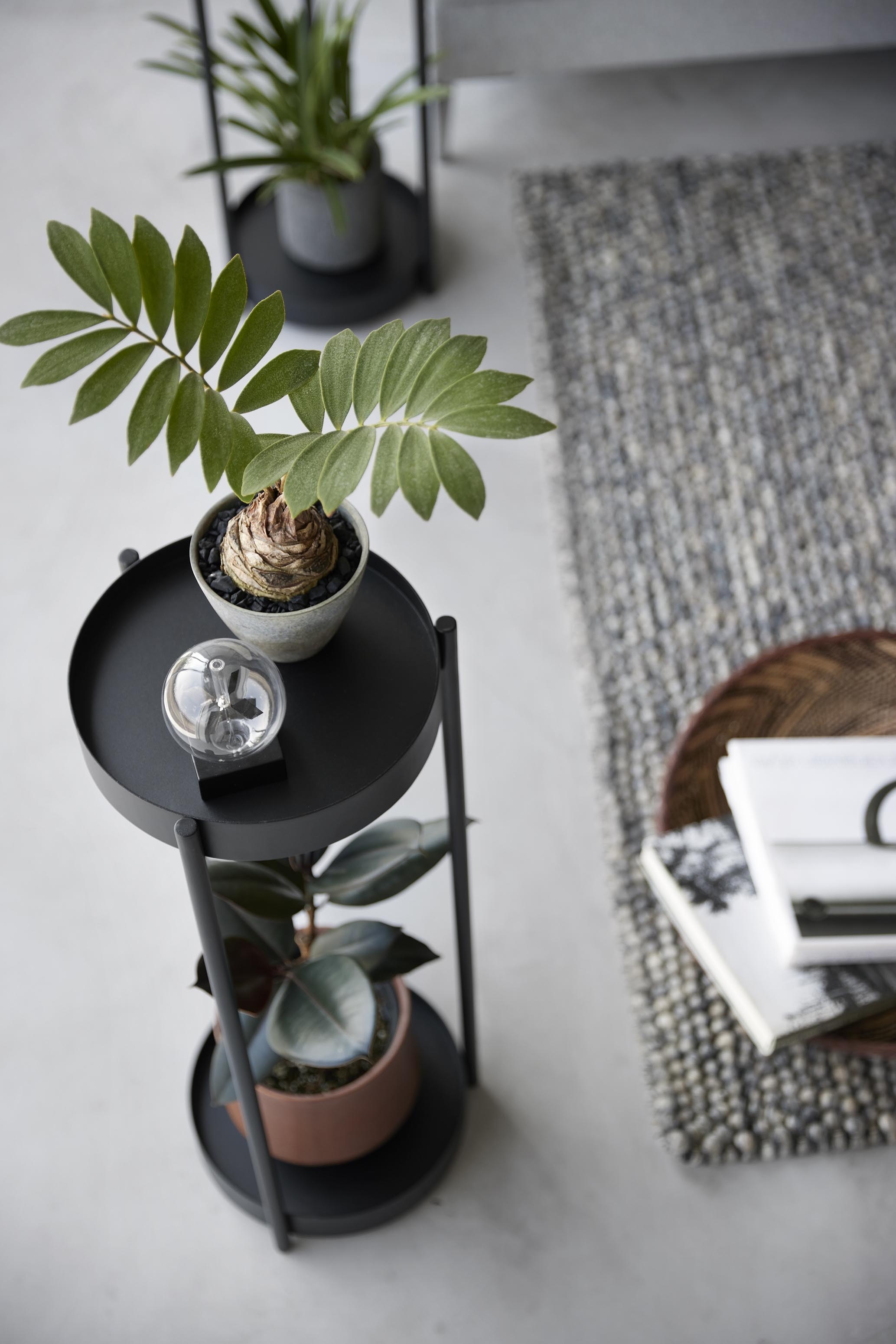 美品 カリモク フラワースタンド プランター キッチンワゴン キャスター付 tower】 キャスター付きプランタースタンド 2段｜リビング用品