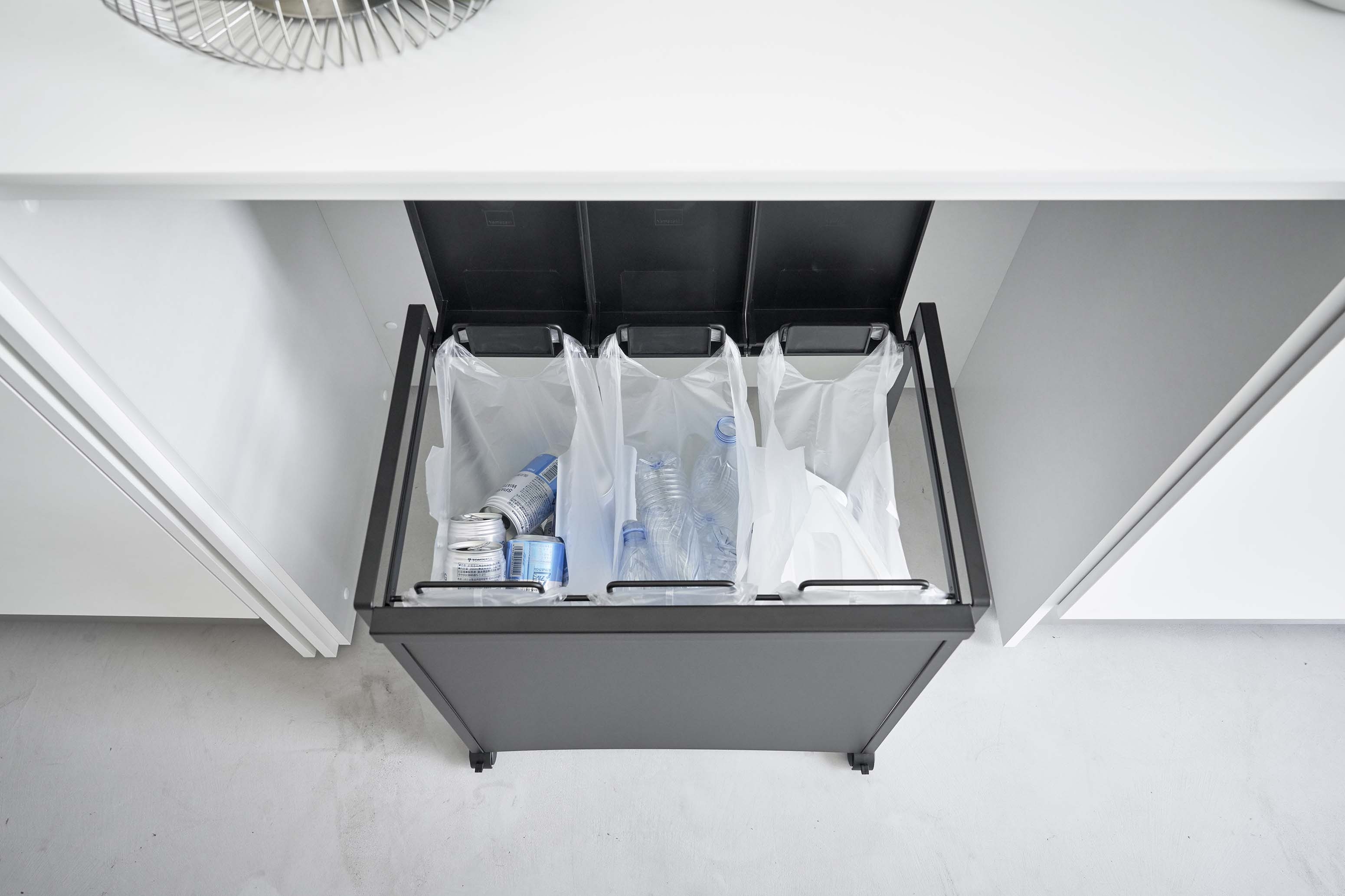 蓋付き目隠し分別ダストワゴン タワー 3分別 ブラック | Giftpad egift