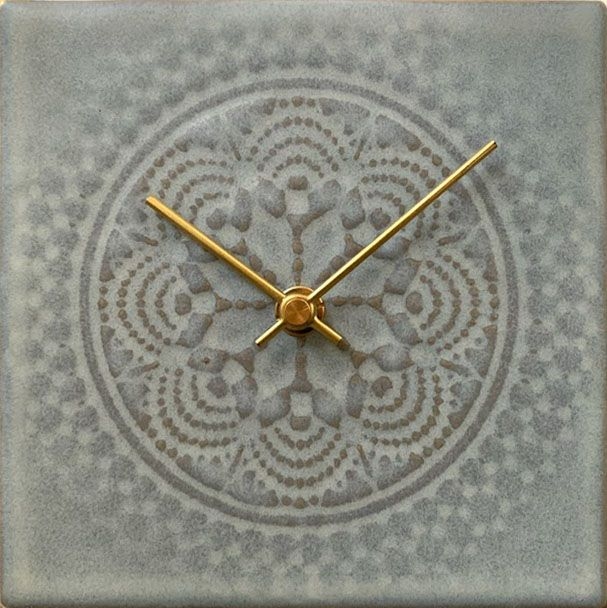 SUGY(杉浦製陶) 繊細なレース模様が美しいタイルを使った置時計 グレー