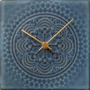 SUGY(杉浦製陶) 繊細なレース模様が美しいタイルを使った置時計 ブルー