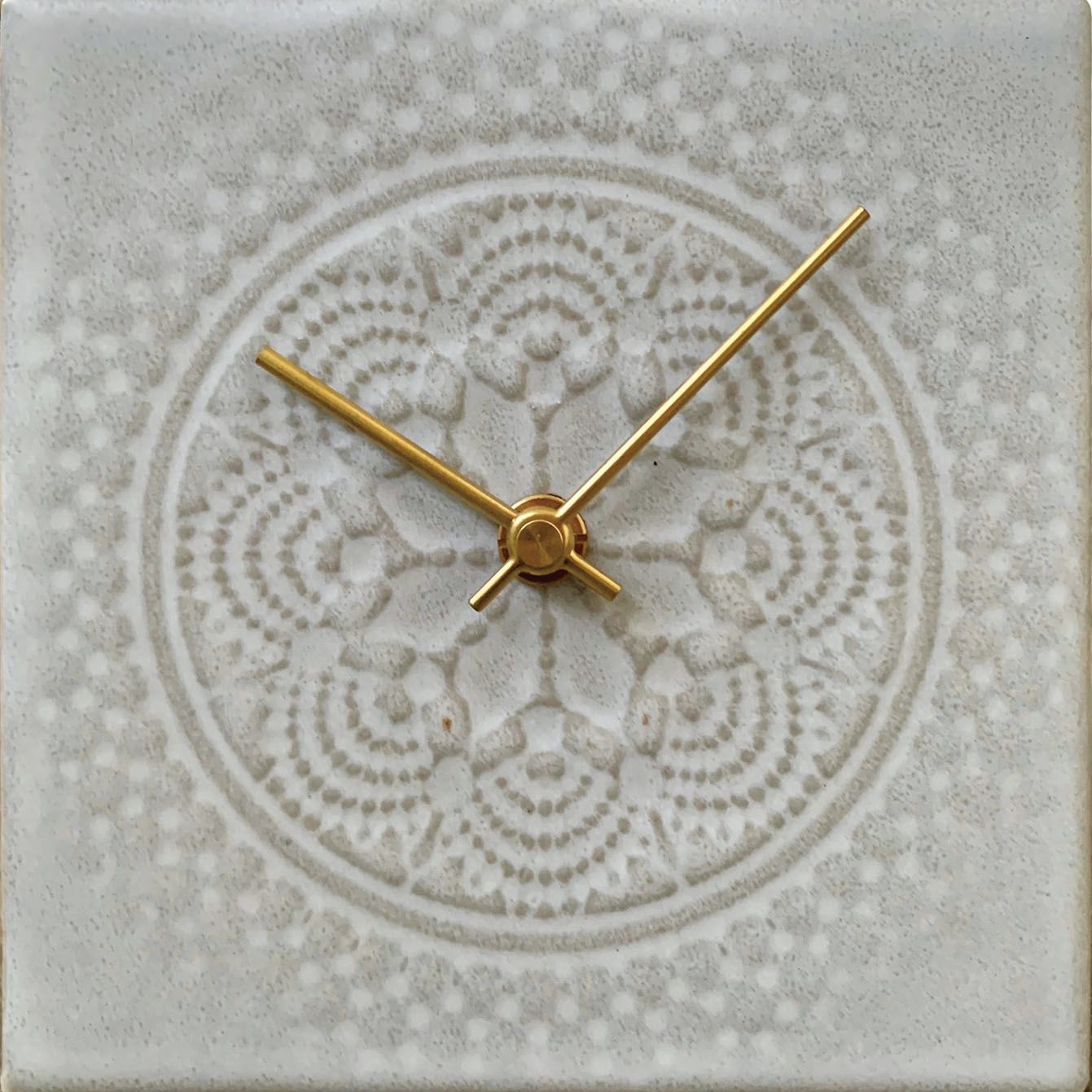 SUGY(杉浦製陶) 繊細なレース模様が美しいタイルを使った置時計 LACE TILE CLOCK ホワイト