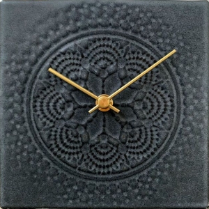 SUGY(杉浦製陶) 繊細なレース模様が美しいタイルを使った置時計 ブラック