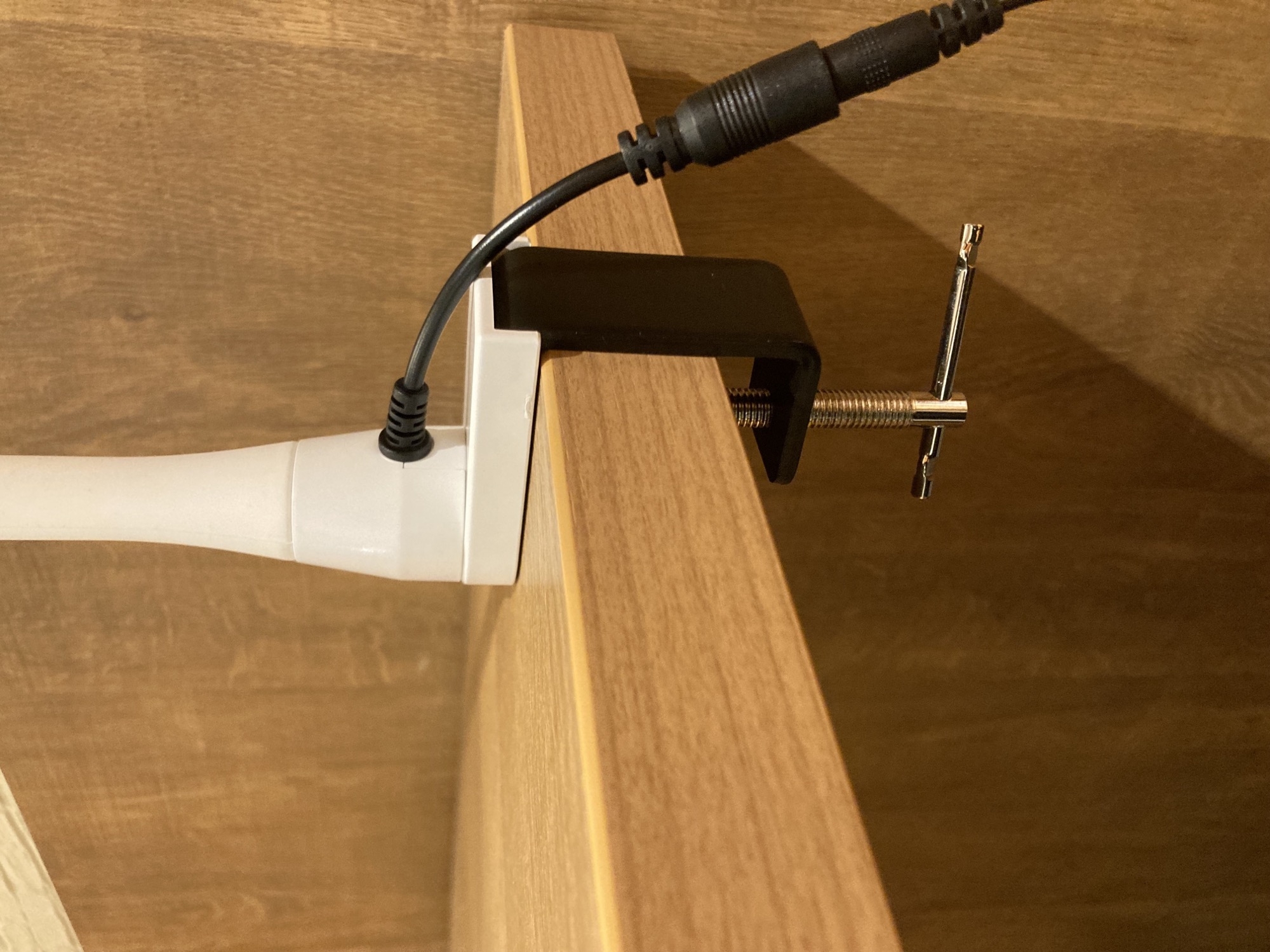 デスクライト カネカ有機EL搭載OLEDデスクライト EXARM OLED Petit 3000K 電球色 本体：ブルー LEX-3141BL OLEDデスクライト（黒・白色） | カネカ・ユアヘルスケア公式