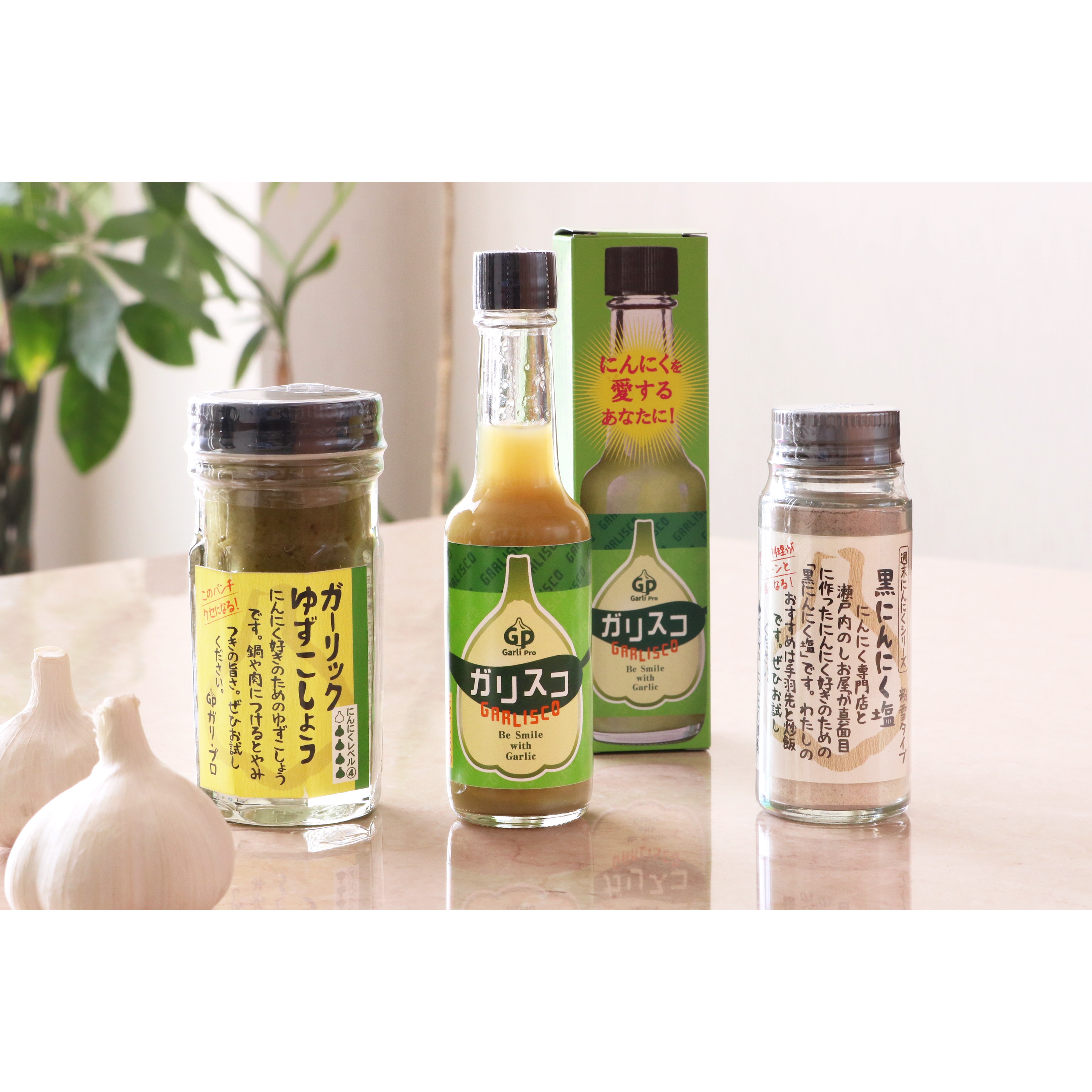 近藤潤 染付 梅絵 花瓶 共箱 栞 未使用(K-A233) 近藤潤 染付 梅絵 花瓶 共箱 栞 未使用(K-A233)