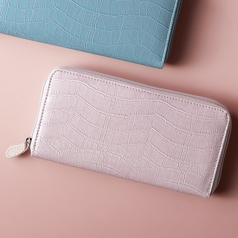 ピンクの長財布。